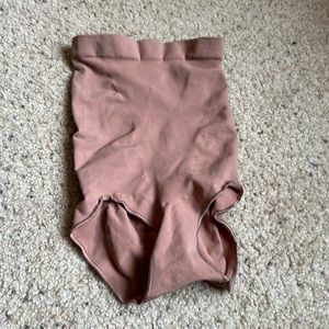 SKIMS never been worn shapewear